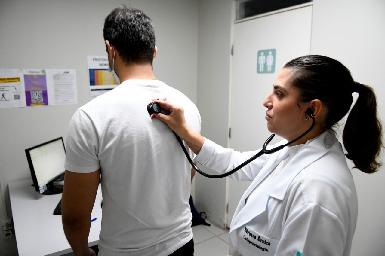 Cena de reportagem: uBS, UPA, hospital ou SAMU: você sabe onde buscar atendimento no SUS? – SES, no trecho “As três fases da doença”