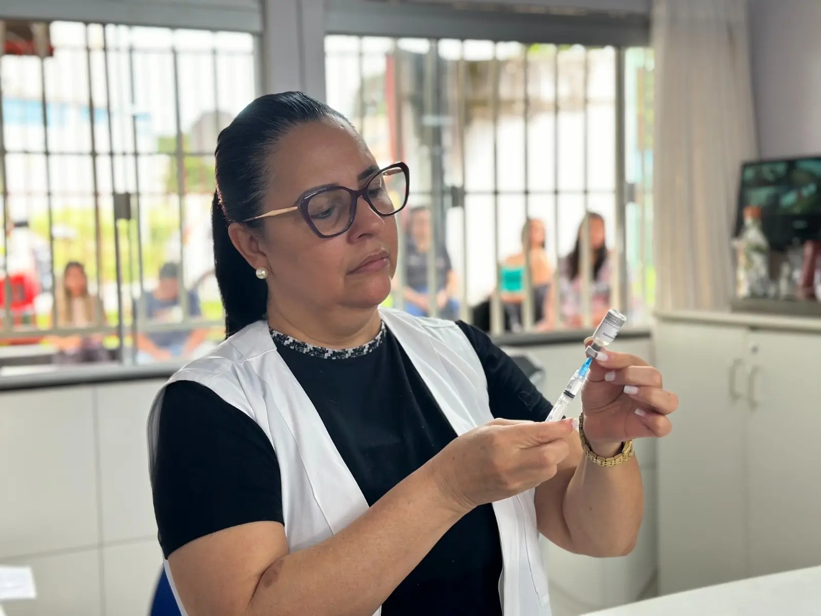 Cena de reportagem: goiânia realiza vacinação de febre amarela em 63 pontos da cidade neste  sábado (31/01). Veja locais, no trecho “Como a doença é transmitida no Brasil”