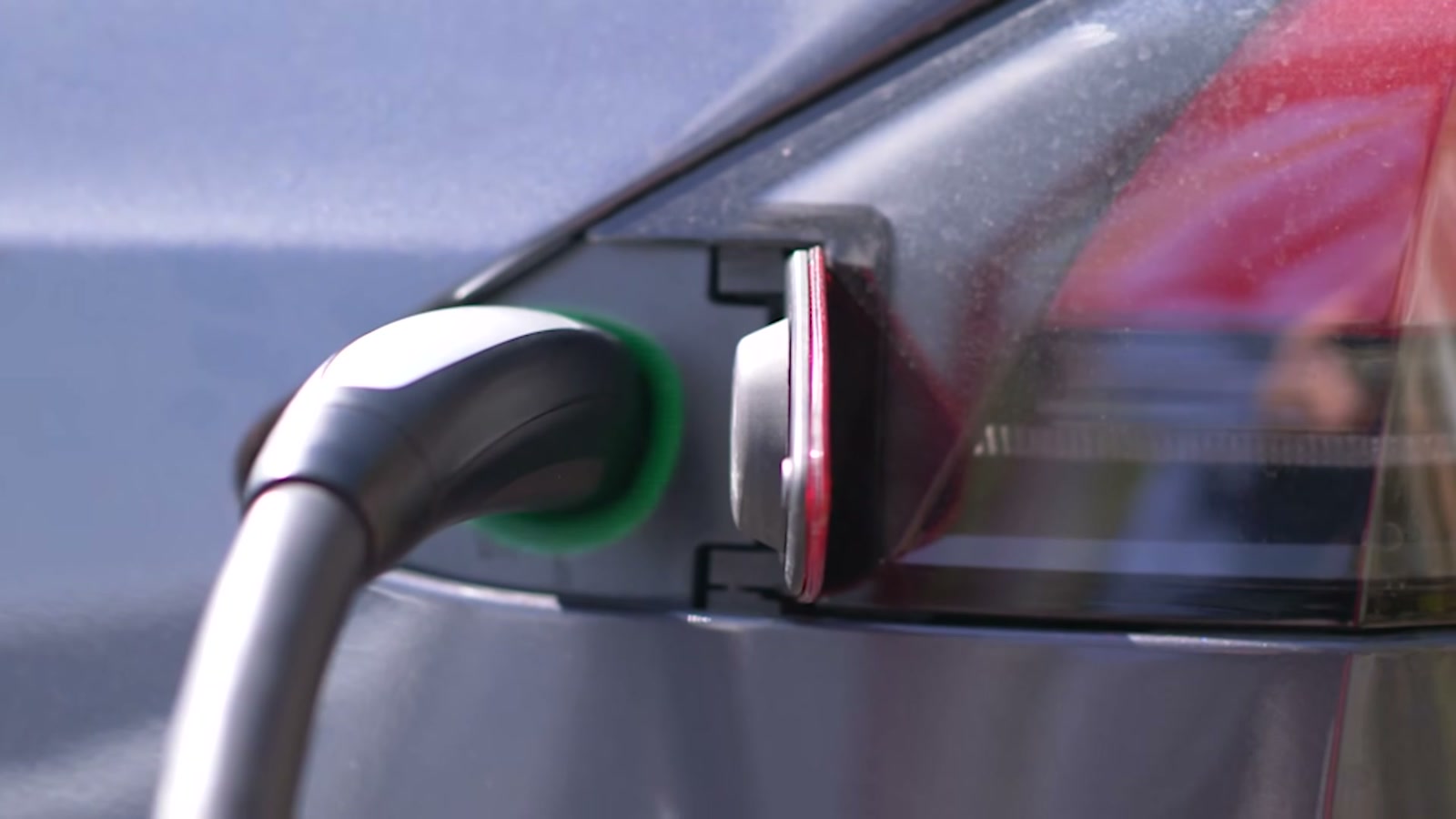 Omoda 7 dispensa recarga na tomada, mas pode fornecer energia: entenda a diferença