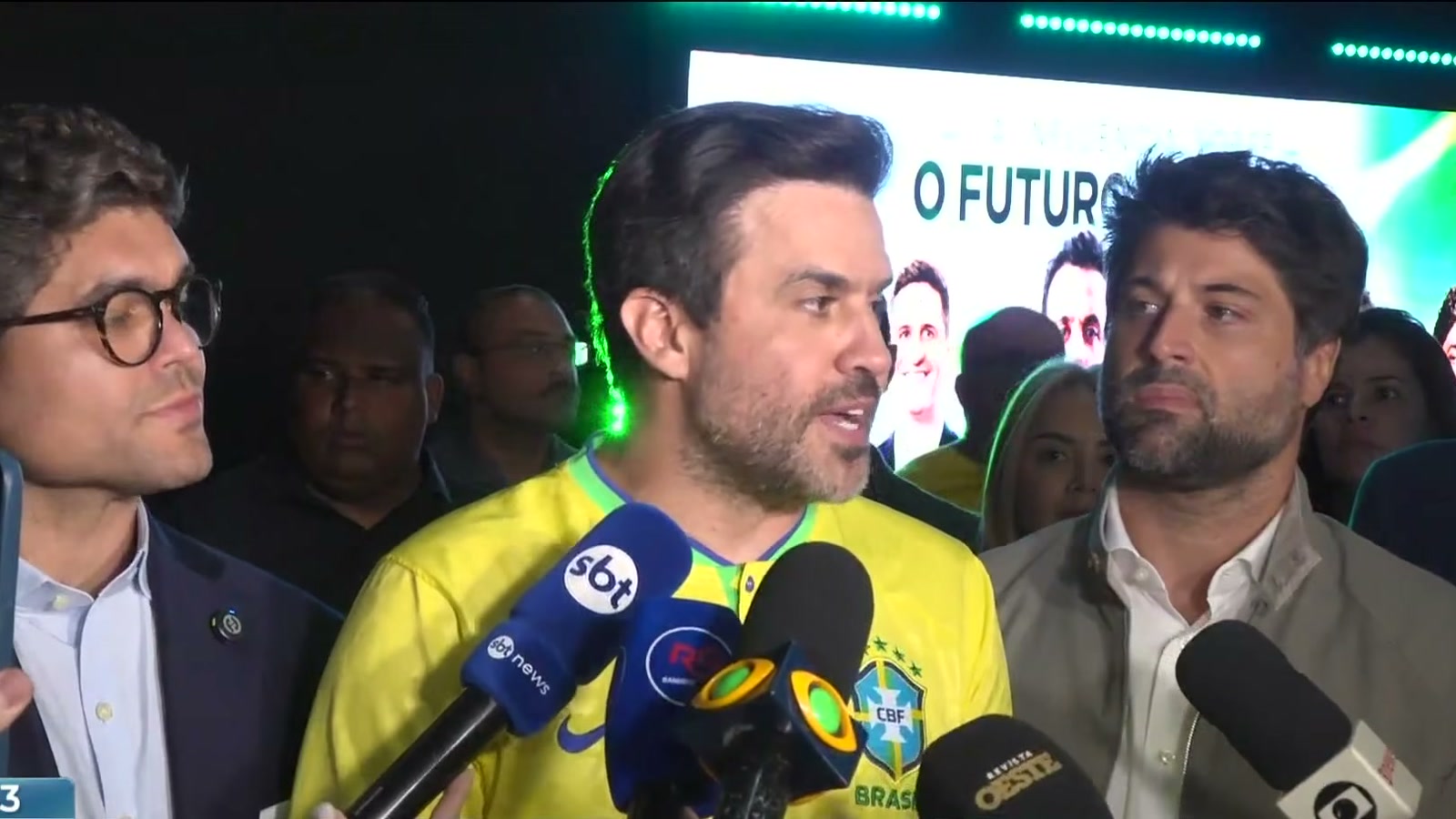 Cena de reportagem: flávio Bolsonaro sinaliza que não vai abrir sigilos após desafio de Lula, no trecho “Por que o convite aberto não significa sabatina remarcada”