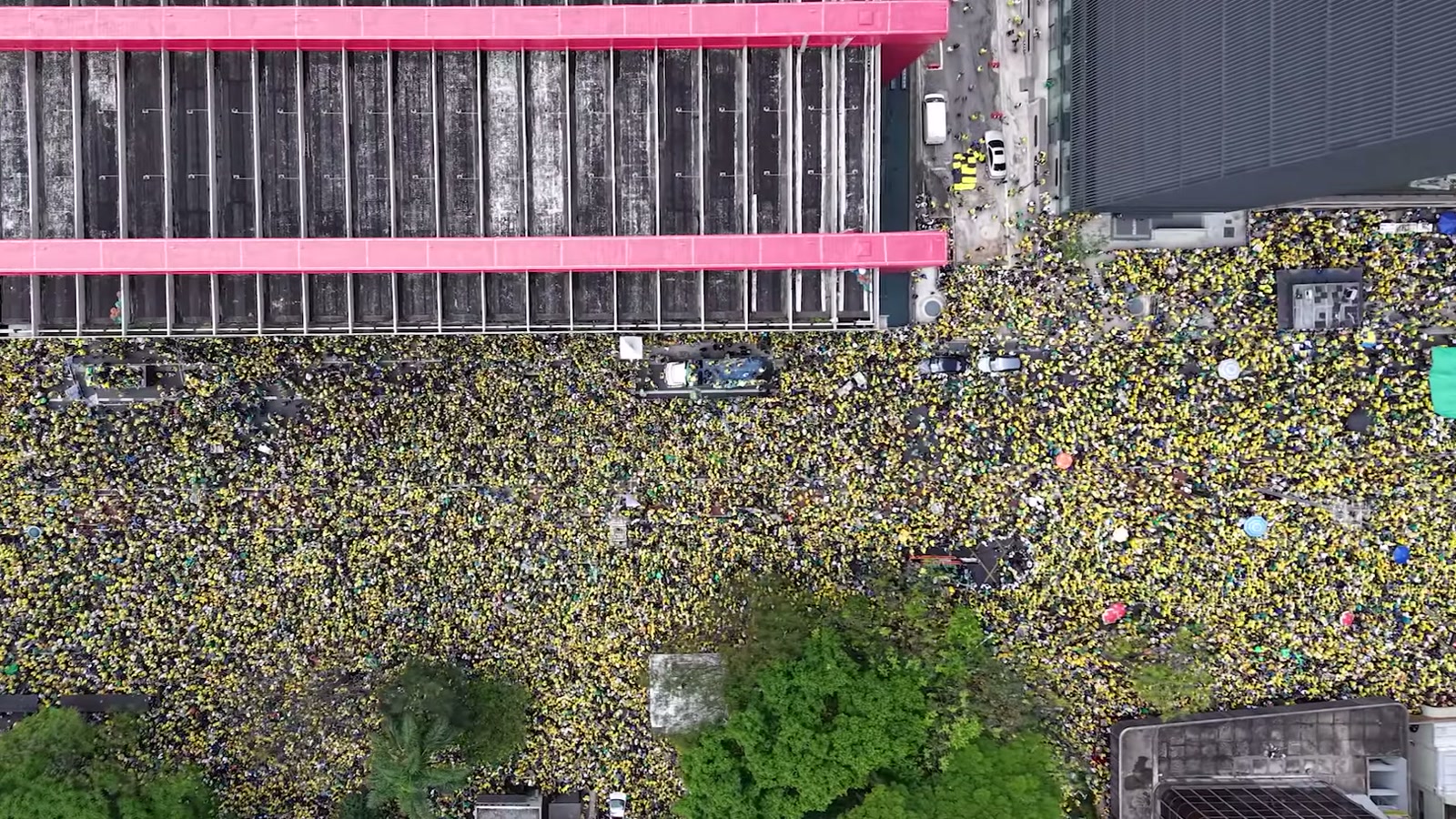 Cena de reportagem: flávio Bolsonaro na Paulista: imagens aéreas de drone mostram tamanho da manifestação, no trecho “Como o pedido difere da manifestação de Lula”
