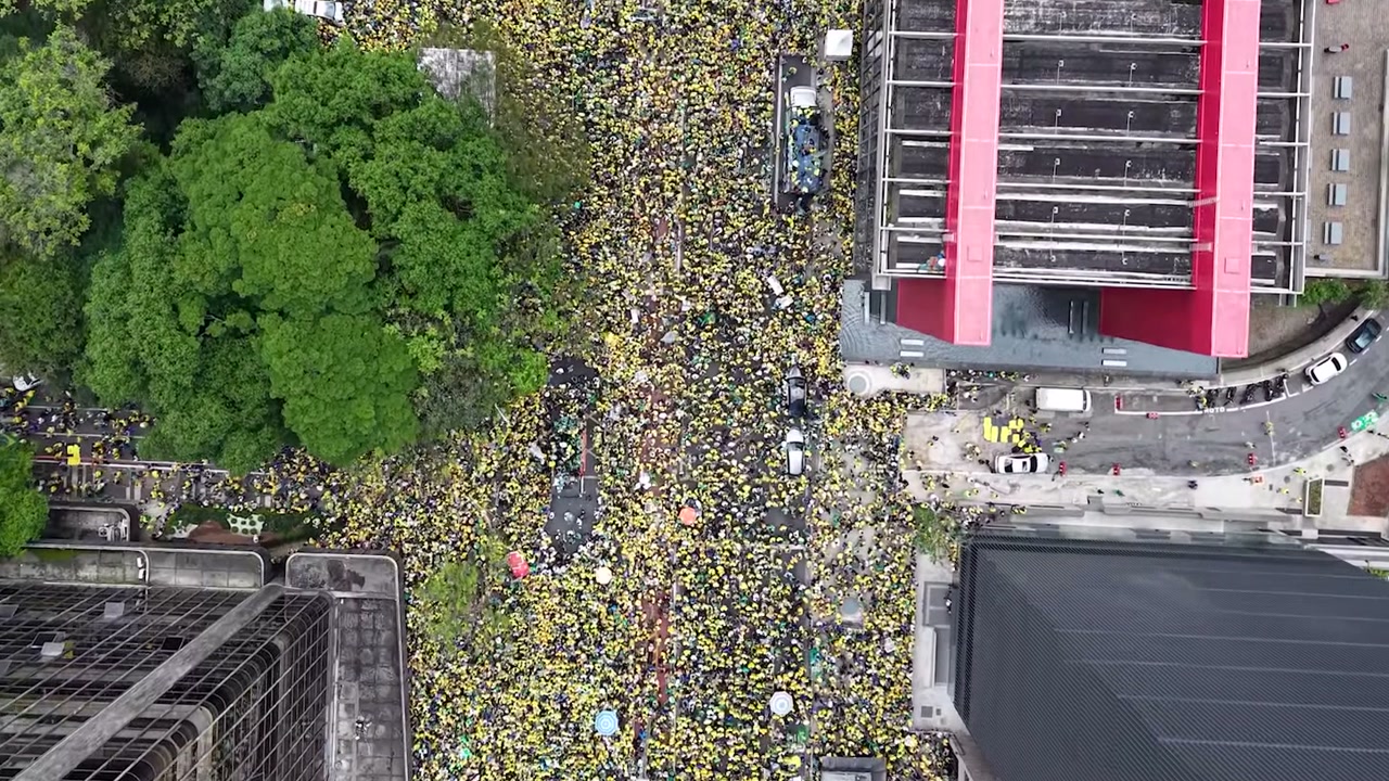 Cena de reportagem: flávio Bolsonaro na Paulista: imagens aéreas de drone mostram tamanho da manifestação, no trecho “Quadro de serviço: situação e próximos passos”