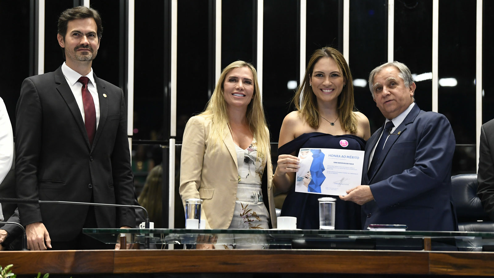 Cena de reportagem: plenário do Congresso, no trecho “Quadro de serviço: pesquisa e segundo turno”
