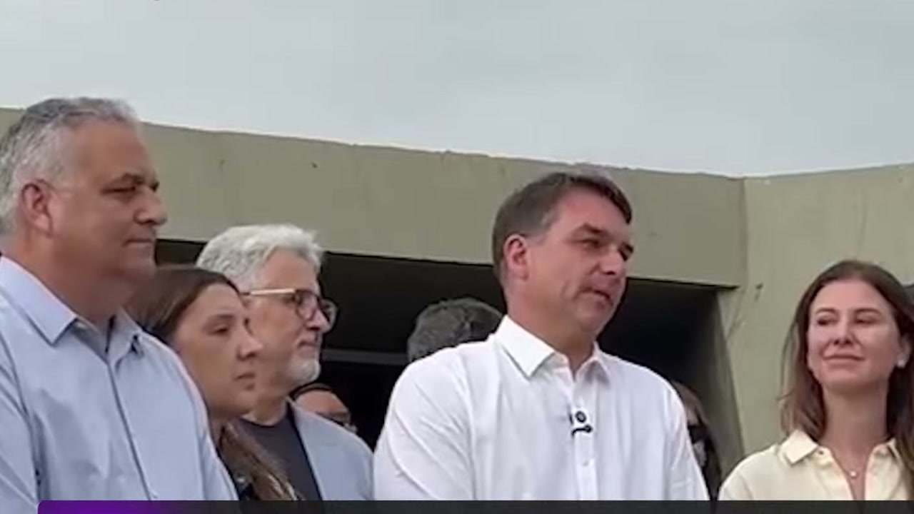 Cena de reportagem: flávio Bolsonaro tem 46% e Lula, 44% em disputa no segundo turno, aponta pesquisa Quaest, no trecho “Quadro de serviço: o que conferir antes de compartilhar”