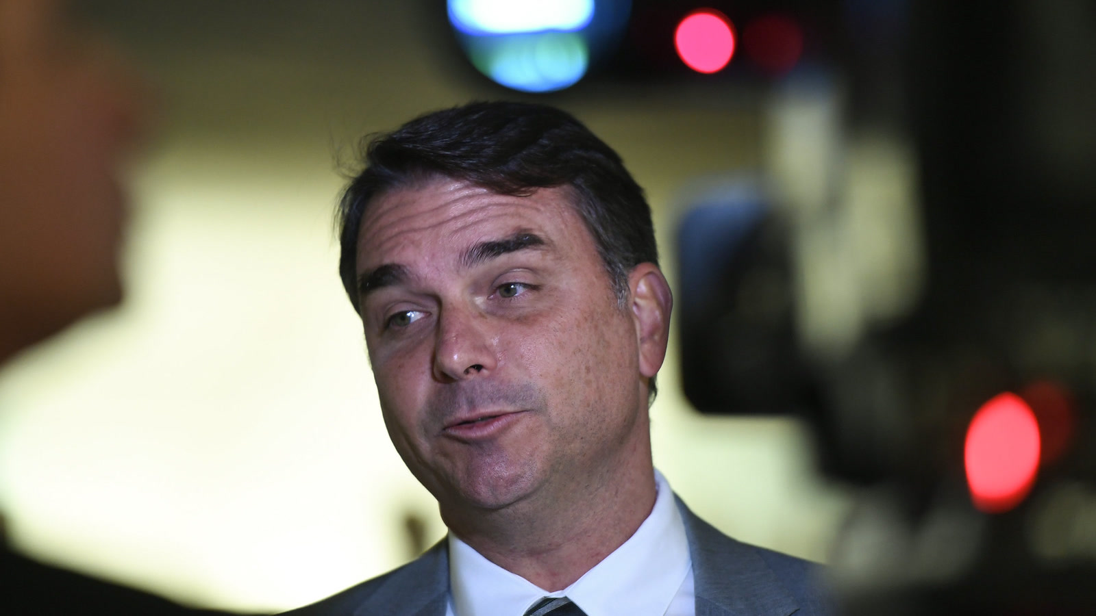 Cena de reportagem: entrevista - Senador Flávio Bolsonaro (PL-RJ), no trecho “Por que a falta de meta pesa para quem estuda”