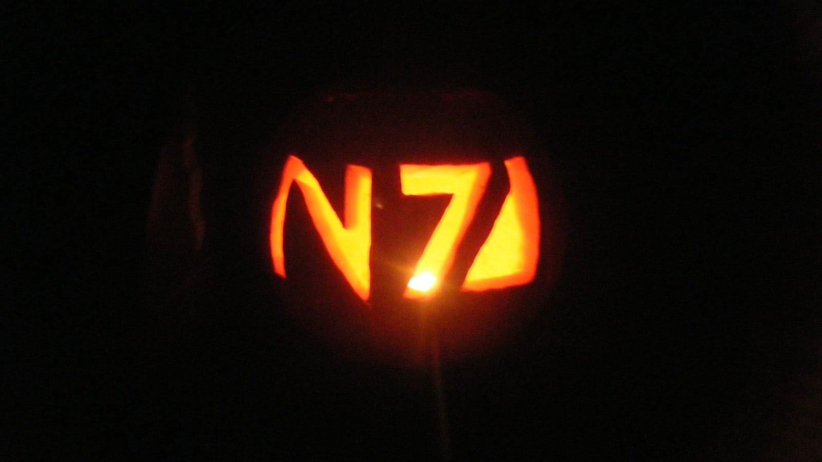 Cena de reportagem: mass Effect Pumpkin, no trecho “Por que a EA fecha BioWare agora”