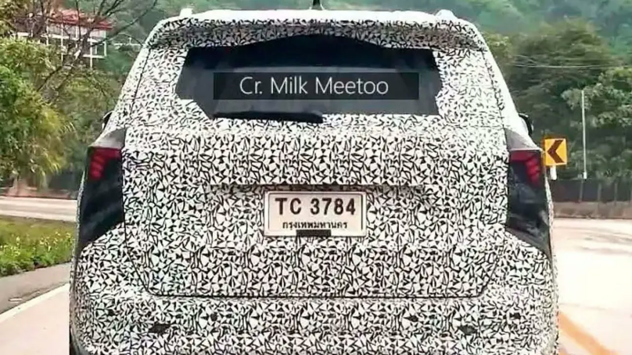 Cena ilustrativa: Toyota SW4 2028 de frente, com a grade e os faróis em destaque, sem texto sobreposto, no trecho “Motor diesel com ajuda elétrica”