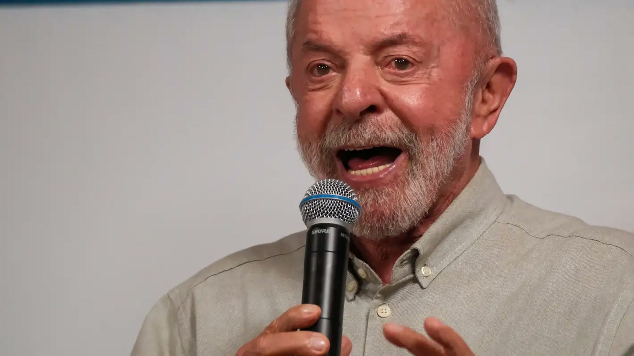 Cena ilustrativa: Lula de terno em ambiente institucional, expressão séria, sem texto sobreposto, no trecho “Os títulos publicados nas redes oficiais”