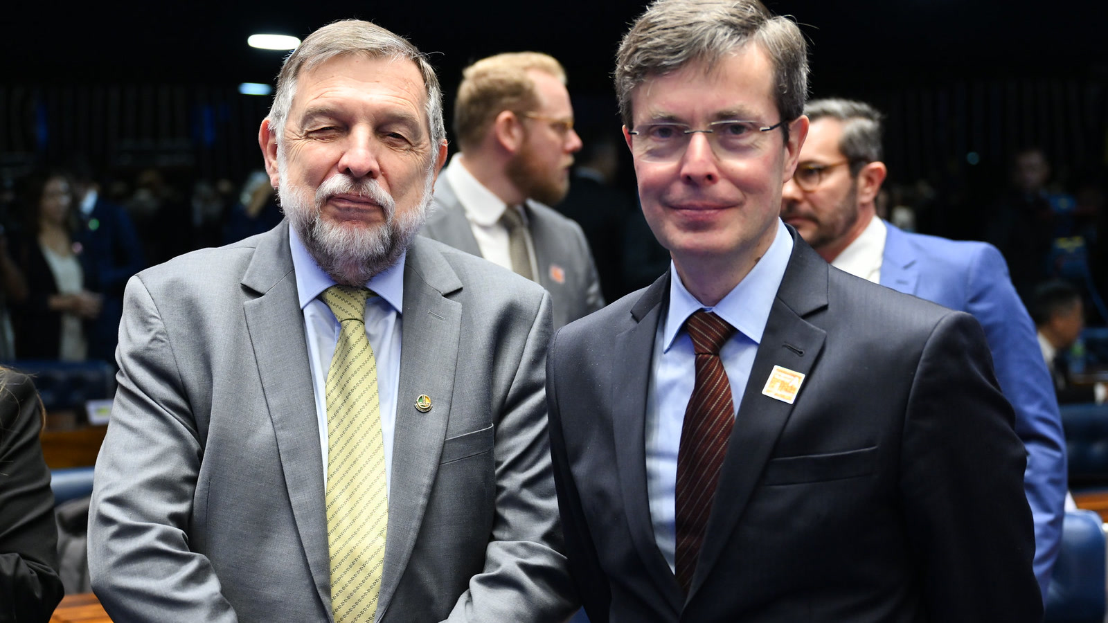 Cena ilustrativa: Flávio Bolsonaro e Lula em fotos separadas de campanha, expressões sérias, sem texto sobreposto e sem logo da , no trecho “Por que a pesquisa deixa pouco espaço para erros”