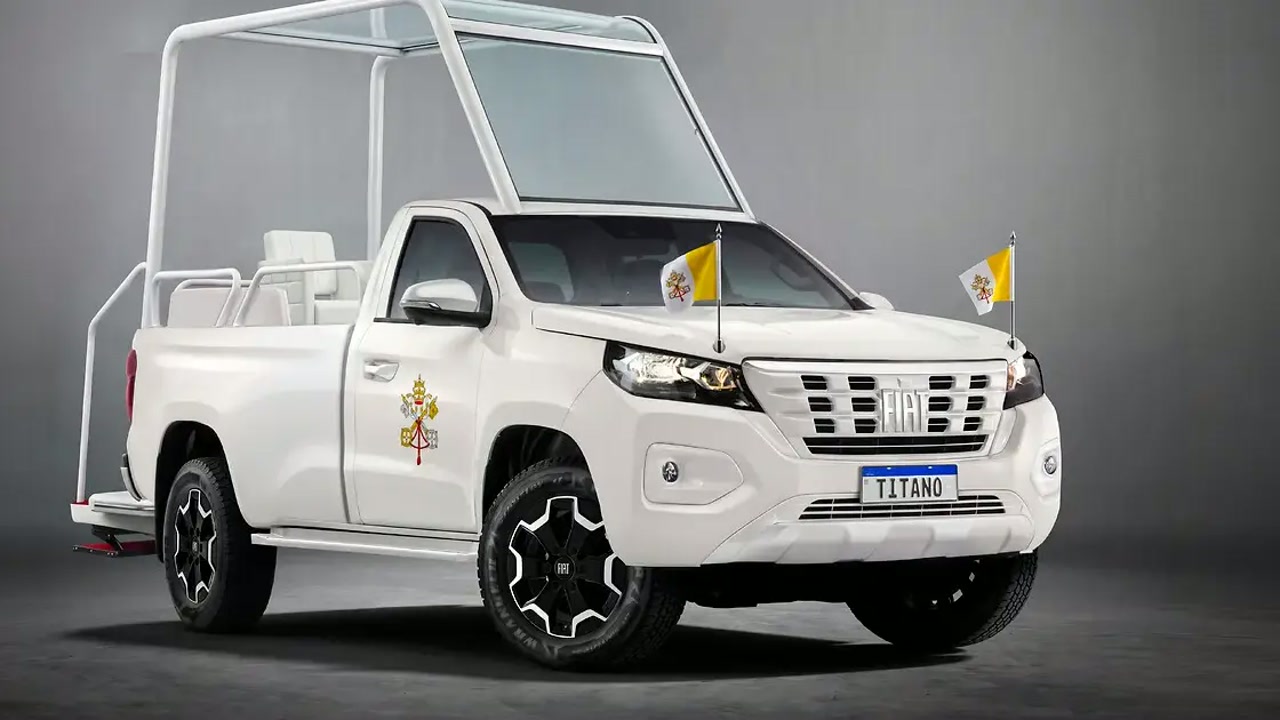 Cena ilustrativa: Fiat Titano adaptada para o papa, com as laterais traseiras abertas e o tapete vermelho à vista, sem texto sob, no trecho “Quadro de serviço da visita”