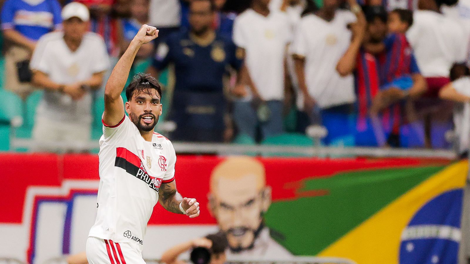 Cena ilustrativa: Jorginho em ação no Maracanã com a camisa do Flamengo, expressão de foco, sem texto sobreposto, no trecho “Quadro de serviço: horário, desfalques e dúvidas”