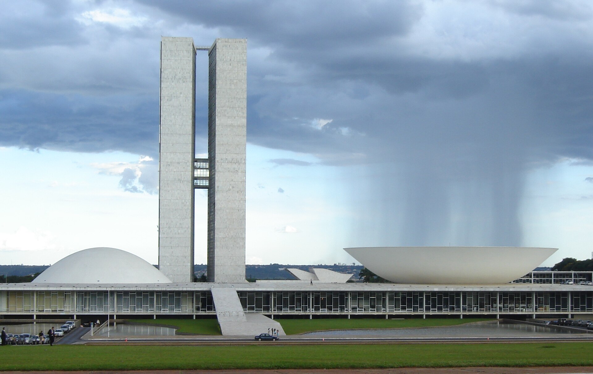 Cena de reportagem: vista externa das torres e cúpulas do Congresso Nacional, no trecho “Abertura das urnas mostra presença do eleitor e total de votos nulos”