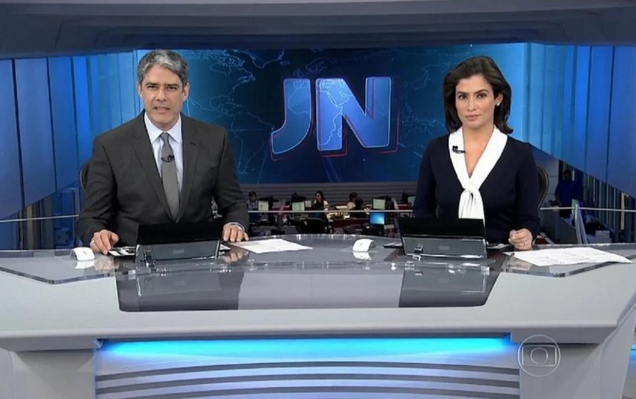 Cena de reportagem: tV Globo ressuscita antigo estúdio do Jornal Nacional - Super Rádio Tupi, no trecho “Quando a cor mudou o guarda-roupa”
