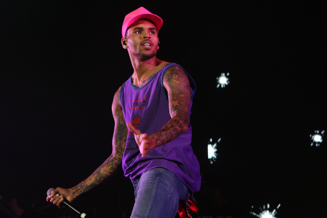 Cena de reportagem: chris Brown (7079872727), no trecho “Outras notícias de famosos”