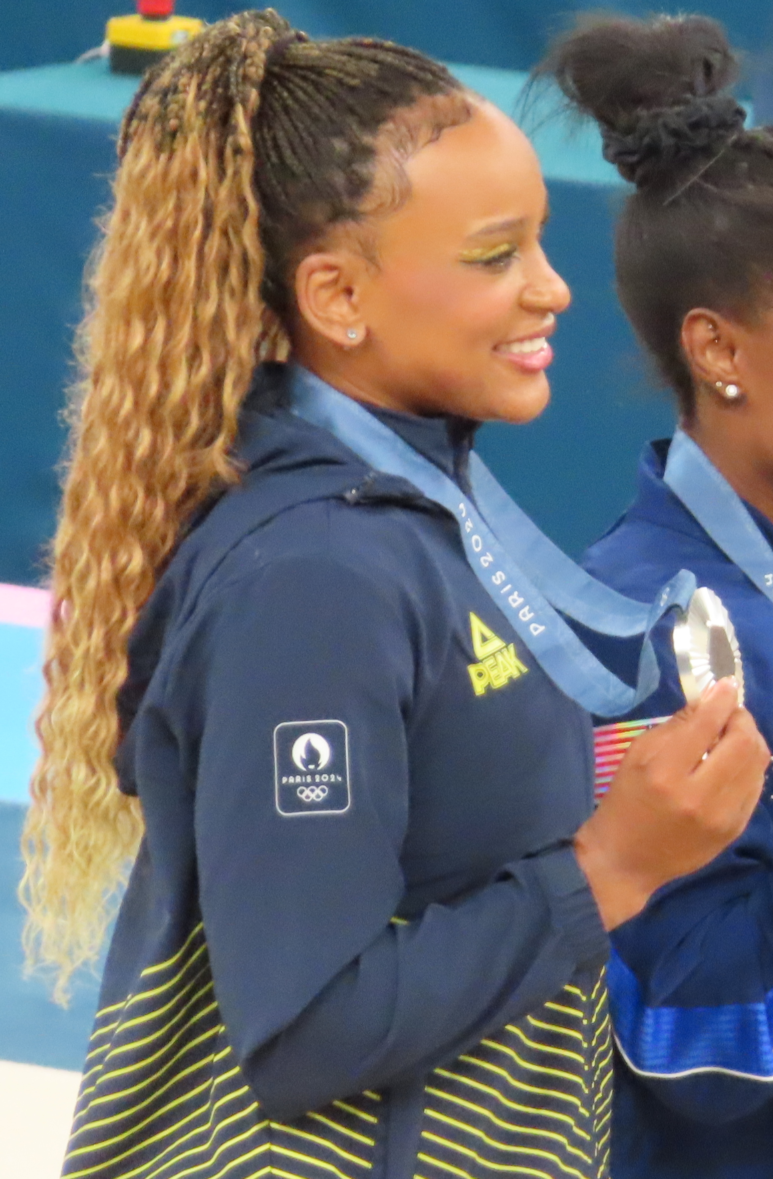 Cena de reportagem: all-around Podium Paris 2024 Gymnastics (cropped Rebeca Andrade), no trecho “O que o título significa na história de Rebeca”
