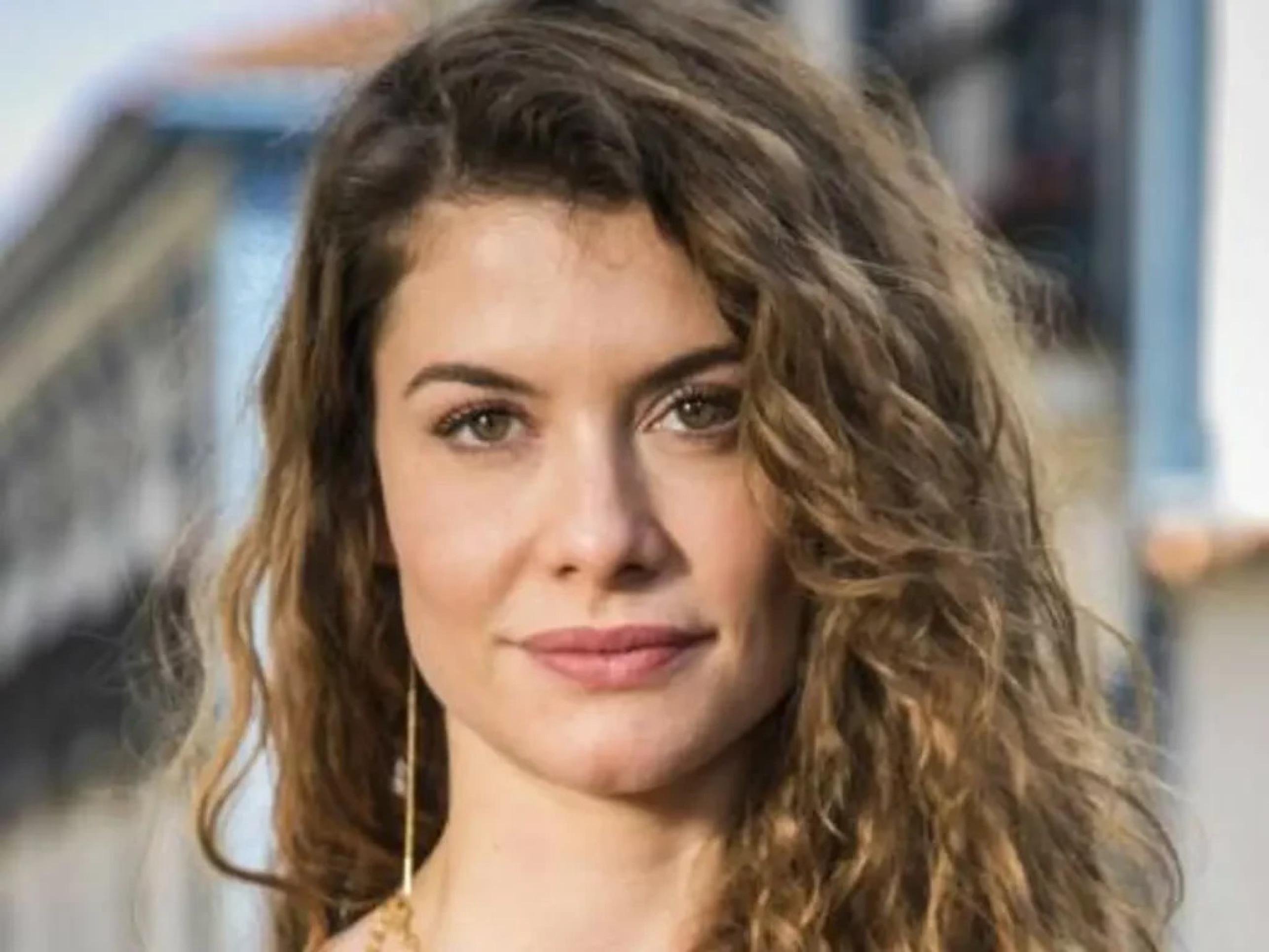 Cena de reportagem: alinne Moraes é confirmada como vilã de próxima novela da Globo, no trecho “Quem é Vanessa na trama”