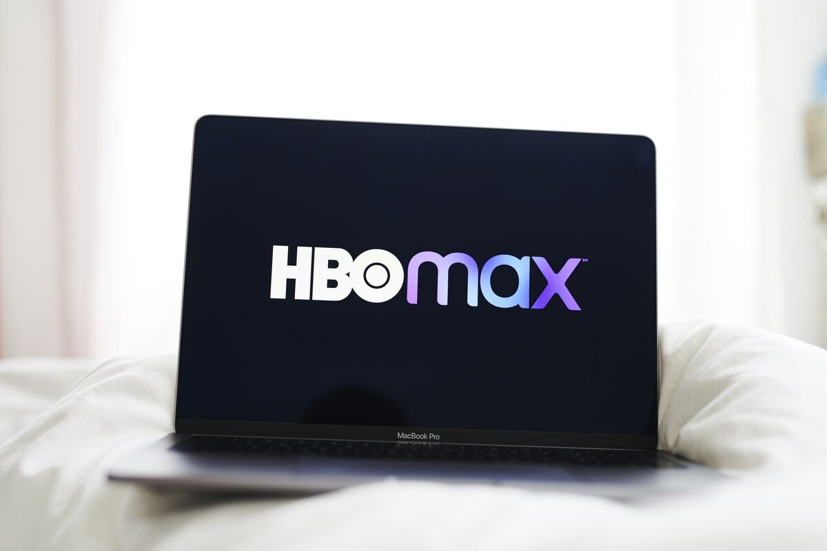 Cena de reportagem: hBO Max Will Sell a Lower-Cost Tier With Ads for $10 a Month - Bloomberg, no trecho “Como comparar com outros streamings”