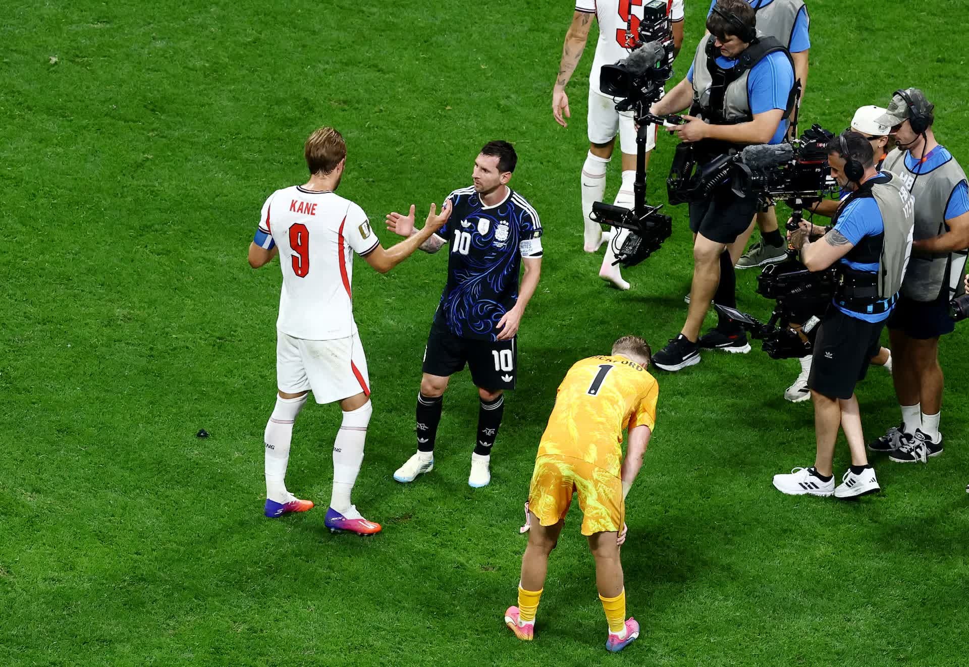 Cena de reportagem: harry Kane's expression after England's painful defeat to Argentina, no trecho “Alexia Putellas leva o prêmio pela terceira vez”