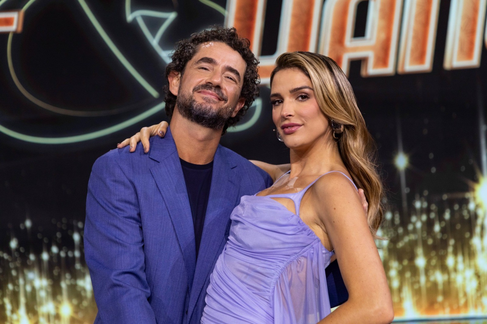 Cena de reportagem: felipe Andreoli e Rafa Brites já têm data para iniciar gravações do 'Canta comig, no trecho “Como será o Plantão Black Friday da Record”