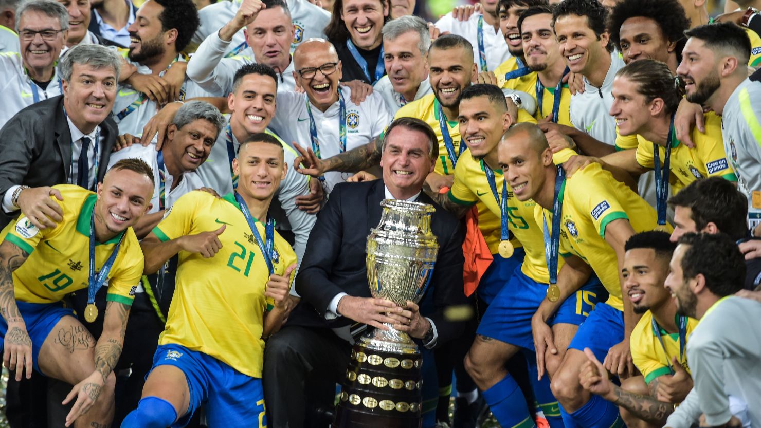 Cena de reportagem: copa America: Jair Bolsonaro takes center stage as Brazil defeats Peru CNN, no trecho “As finais perdidas também contam”