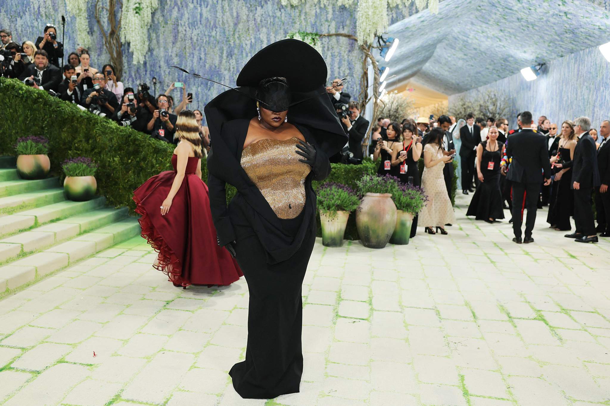 Cena de reportagem: искусство без слов: главные образы Met Gala 2026 Фотогалереи Известия, no trecho “Por que a exposição de 2015 virou filme”