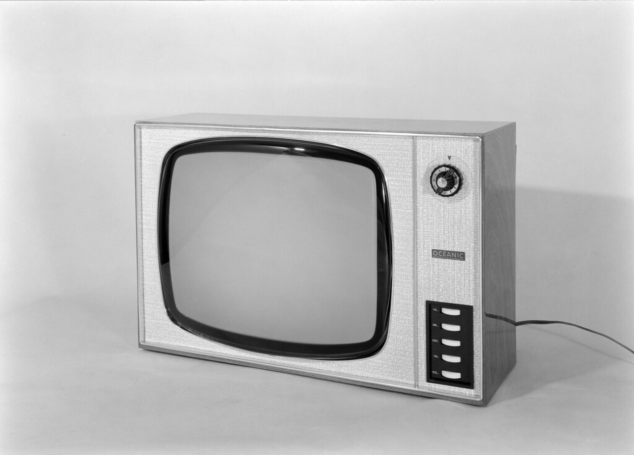 Cena de reportagem: televisor, Portugal Televisão Océanic. Fotógrafo: Estúdio . Flickr, no trecho “A estreia da TV Tupi: bênção, discursos e uma câmera quebrada”