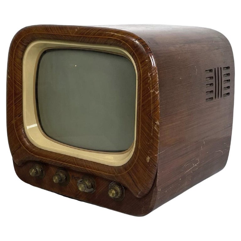 Cena de reportagem: italian mid-century modern brown wooden brass plastic television by Vega, 1950s, no trecho “A Tupi carioca estreou em 1951”
