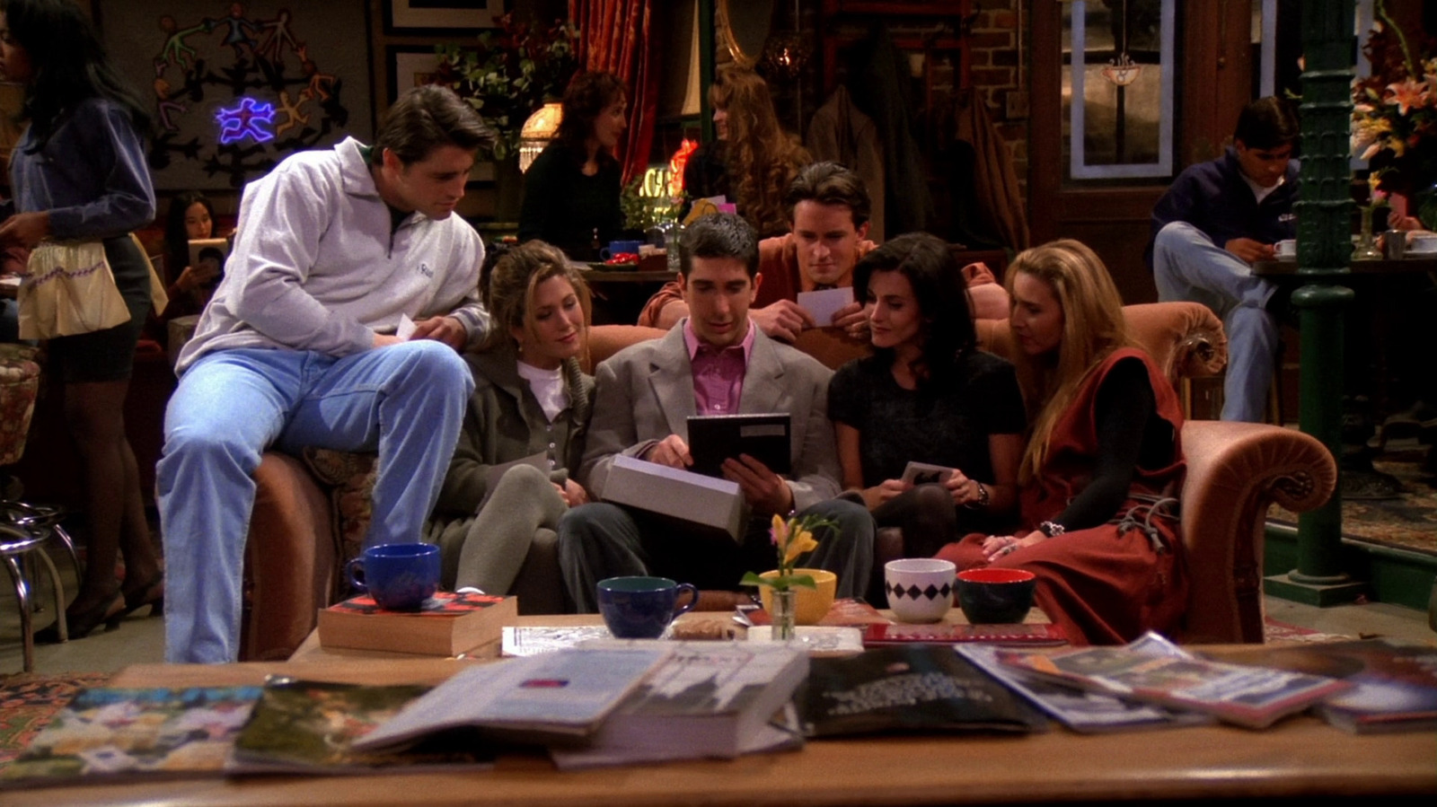 Cena de reportagem: friends And Fans Mourn The Death Of Actor Matthew Perry British Vogue, no trecho “O que a série mostra”