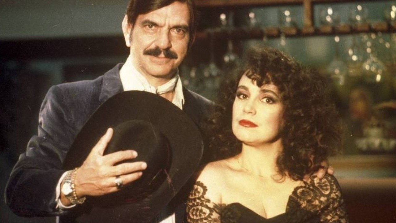 Cena de reportagem: roque Santeiro (1985) MUBI, no trecho “Quem ganhava com a lenda na cidade de Asa Branca”