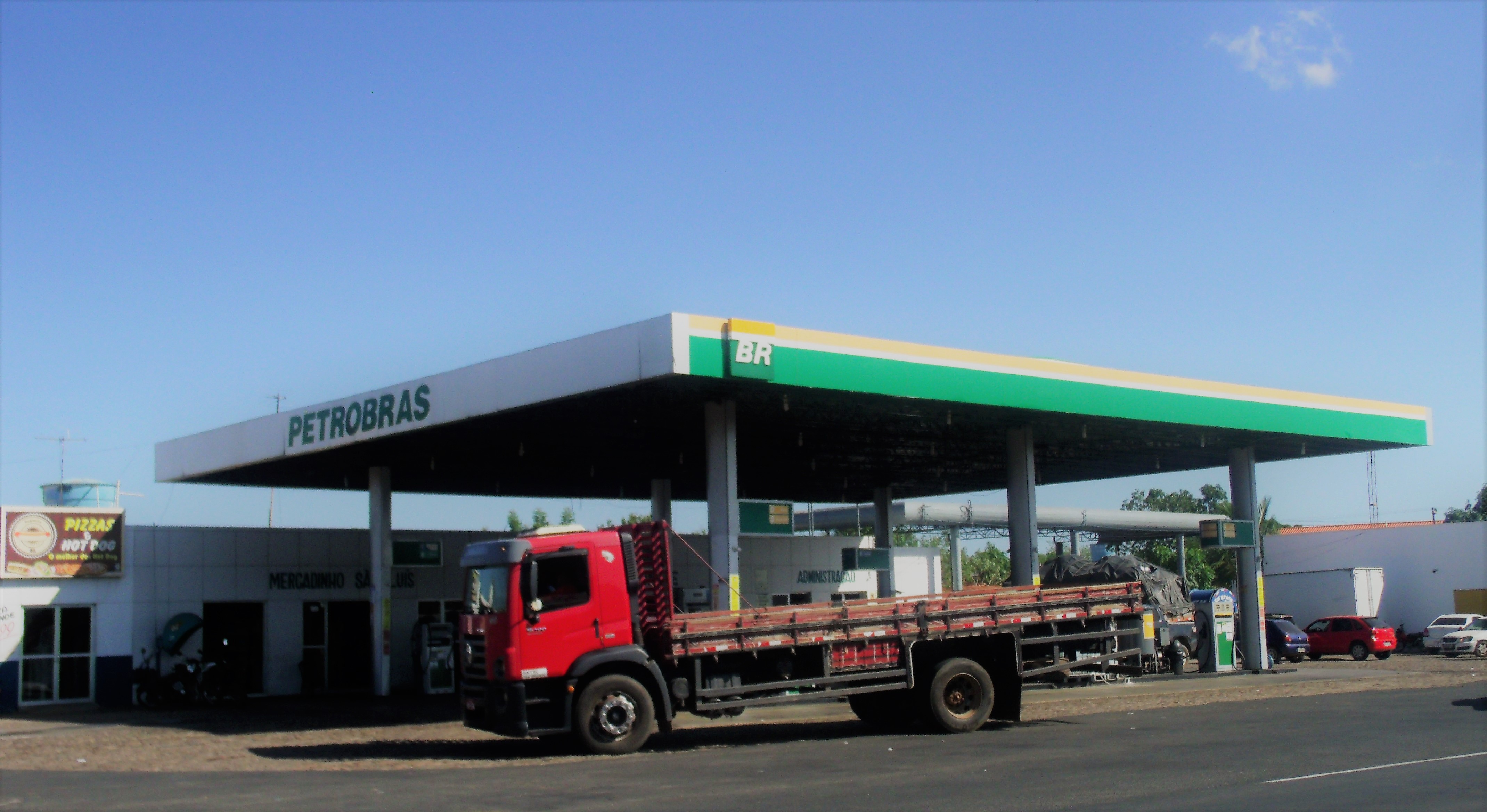 Cena de reportagem: file:Posto de combustível Petrobrás.JPG - Wikimedia Commons, no trecho “Quem paga a conta”
