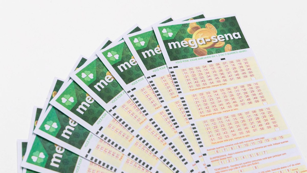 Cena de reportagem: mega-Sena acumula e prêmio chega a R$ 130 milhões, no trecho “Mega Semana: cinco sorteios até sexta”