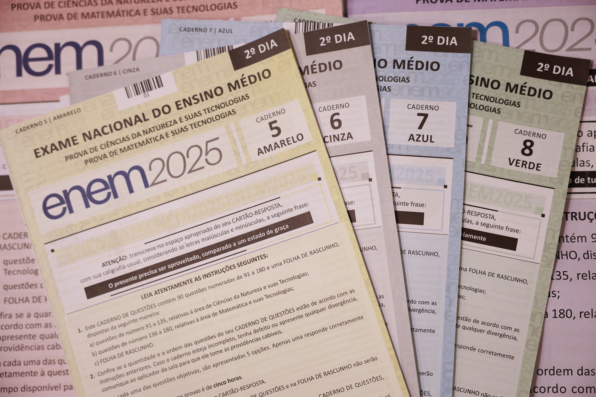 Cena de reportagem: enem 2025: confira gabaritos dos cadernos de questões do 2º domingo de provas, no trecho “Quais documentos valem na hora de entrar”