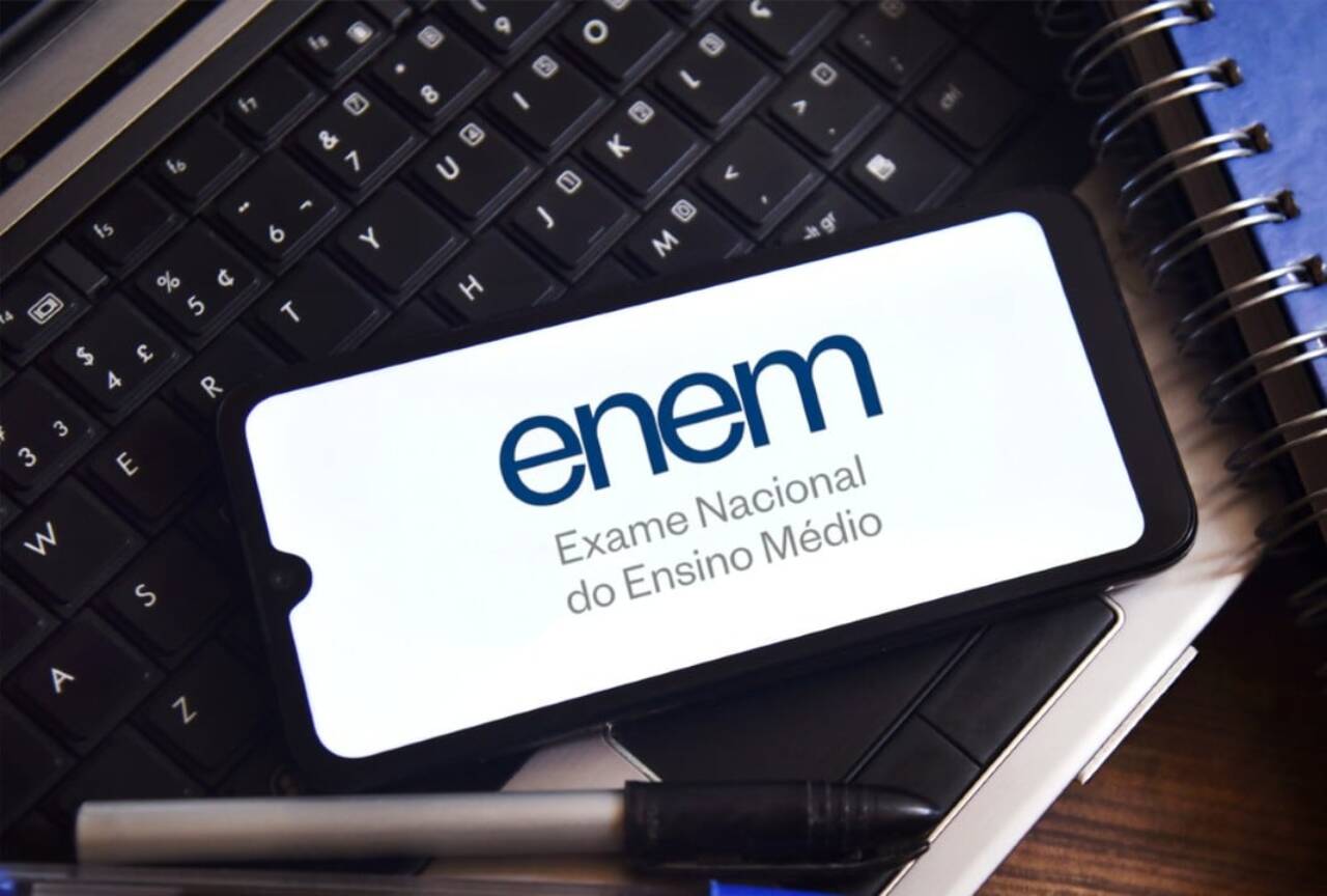 Cena de reportagem: enem score offers a path to international studies in countries such as the USA a, no trecho “O que muda para escolas e redes”