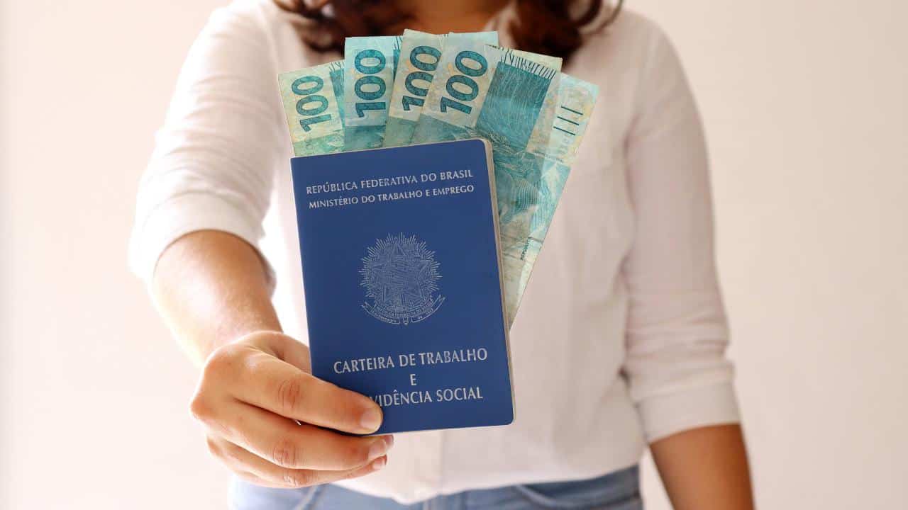Cena de reportagem: seguro-desemprego: Passo a passo para solicitar o benefício! Prime Cursos, no trecho “O que pode cancelar ou suspender o benefício”
