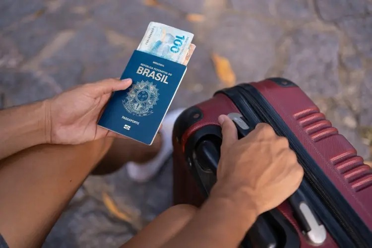 Cena de reportagem: passaporte para viajar para Europa: exigências e como solicitar, no trecho “Passaporte para menores de idade”