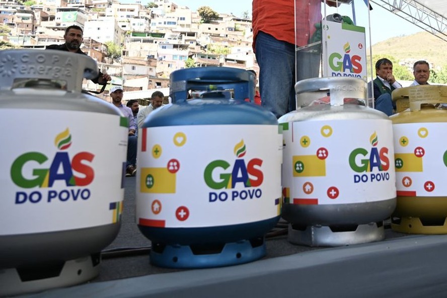 Cena de reportagem: gás do Povo: Caixa libera recarga de botijão para 4,5 milhões de famílias a  partir de segunda-feira, no trecho “CPF e cadastro em dia”