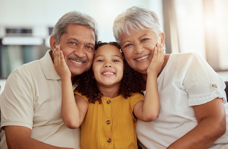 Cena de reportagem: imagens de Familia sorriso idoso: download gratuito no Magnific  (anteriormente Freepik), no trecho “E para pessoa com deficiência?”