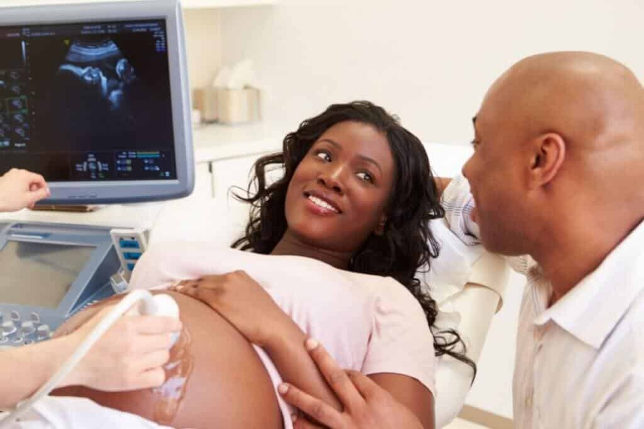 Cena de reportagem: o que o bebê sente na barriga da mãe? Entenda os marcos da gestação, no trecho “Quanto tempo dura”