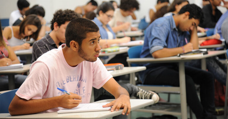 Cena de reportagem: faculdade de Educação da USP – Jornal da USP, no trecho “Quem pode se inscrever”