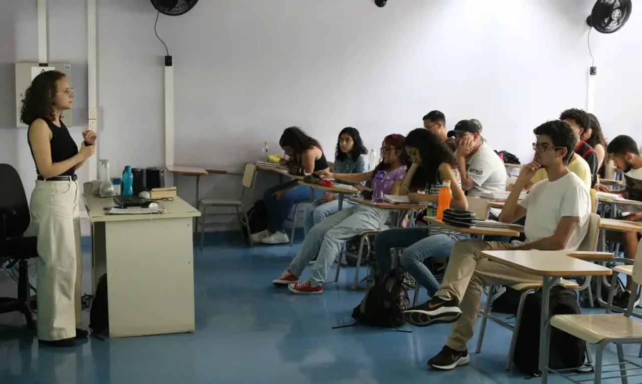 Cena de reportagem: quantos estudantes fazem faculdade no Brasil hoje? Confira, no trecho “Etapa de verificação”