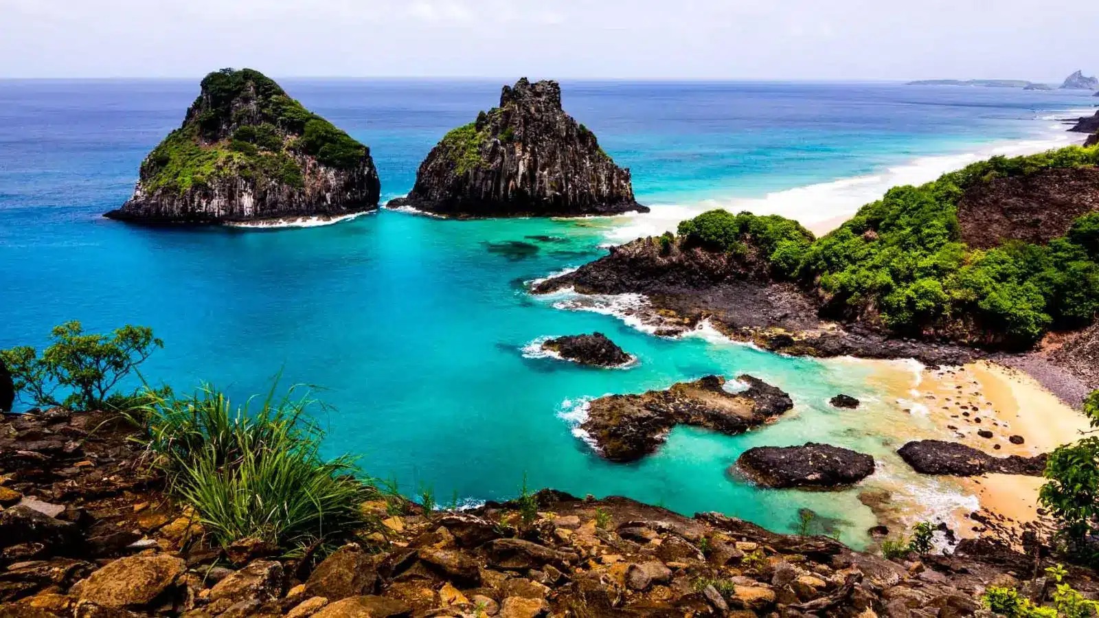 Cena de reportagem: fernando de Noronha, Brazil: Where it Is, When to go And What to See - National, no trecho “Como chegar e onde ficar”