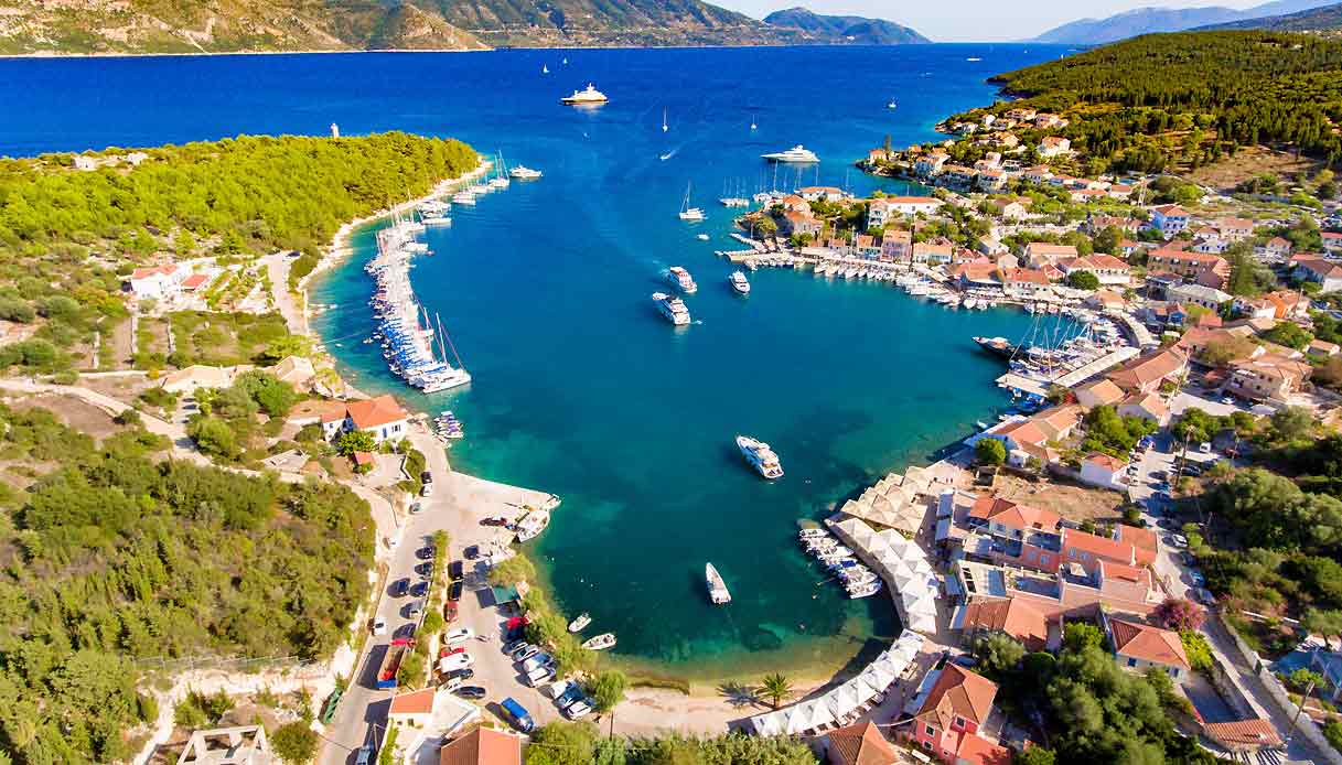 Cena de reportagem: village of Fiskardo (Kefalonia) - VacanzeGreche, no trecho “O que há para ver na ilha”