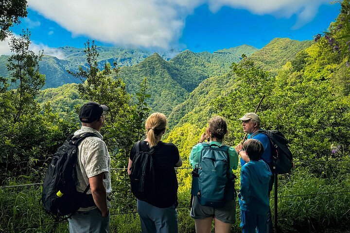 Cena de reportagem: lAURISSILVA FOREST: All You SHOULD Know Before Going (2026), no trecho “Piscinas naturais e costa norte”