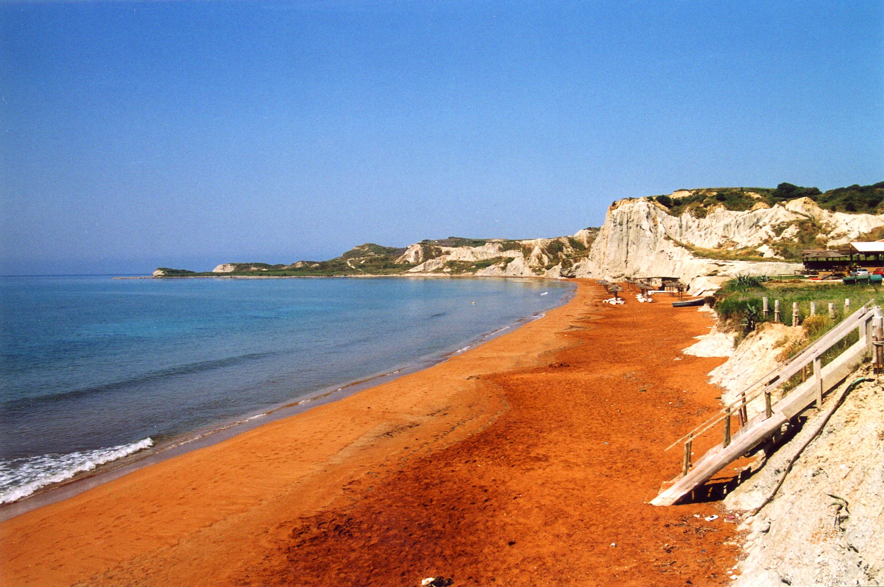 Cena de reportagem: strand Xi, Insel Kefalonia, Griechenland Photo from Xi in Kefalonia Greece.com, no trecho “Xi Beach: areia vermelha e argila”