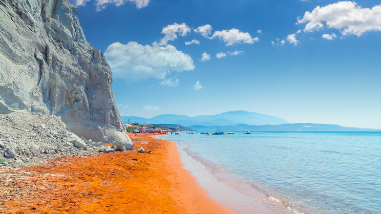 Cena de reportagem: rainbow Beaches You Have To See To Believe, no trecho “Praias com sombra natural e para famílias”