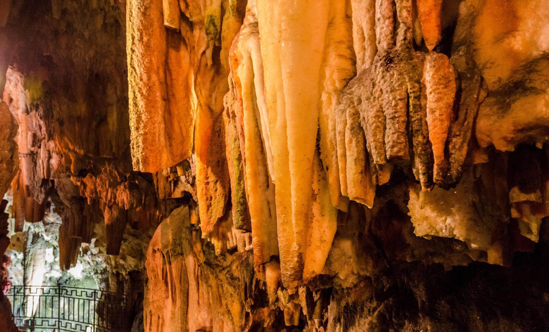 Cena de reportagem: private Cave and Lake Exploration with Flavors of Kefalonia Village, no trecho “Mergulho e cavernas”