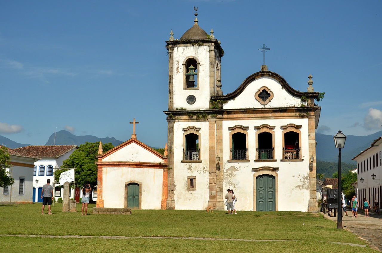 Cena de reportagem: igreja de Santa Rita de Cássia (Paraty) A Igreja Santa Rit. Flickr, no trecho “Saco do Mamanguá: passeio de barco e trilhas”