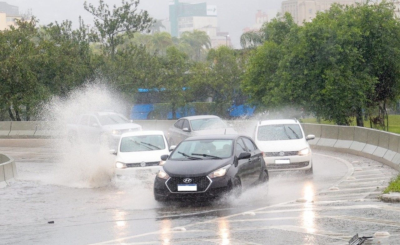 Cena de reportagem: sC entra em alerta para tempestades e ventos acima de 100 km/h, no trecho “Por que a chuva chega ao Sul”