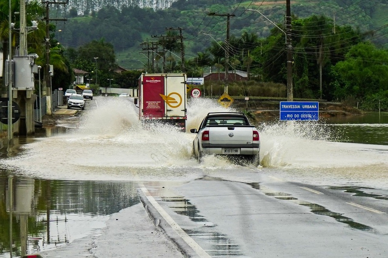 Cena de reportagem: sC tem risco de tempo severo, com temporais e chuva intensa, no trecho “O que fazer em dias de aviso”