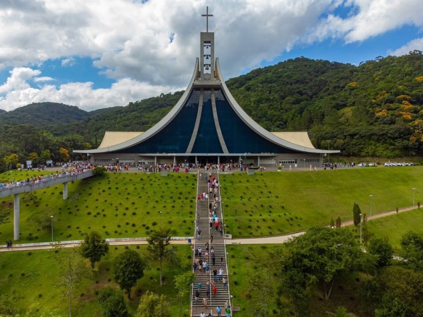 Cena de reportagem: 7 destinos de turismo religioso no Brasil para passear e celebrar a Páscoa CNN B, no trecho “O que compõe a rota”